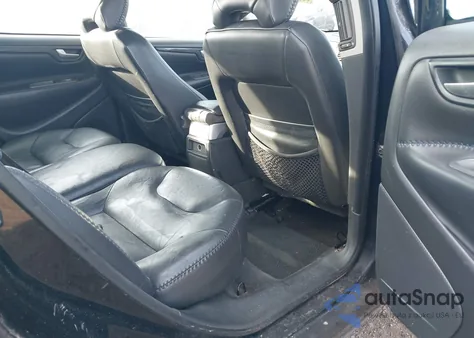 2001 Volvo V70 Xc from USA, damaged, VIN YV1SZ58D411039800